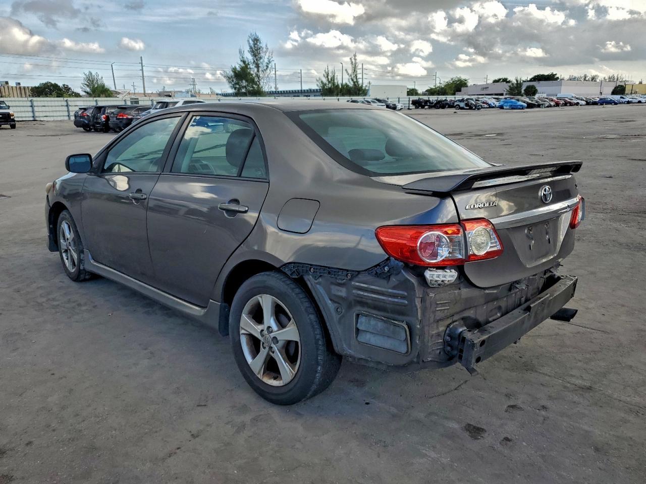 2013 Toyota Corrola - Фото 2