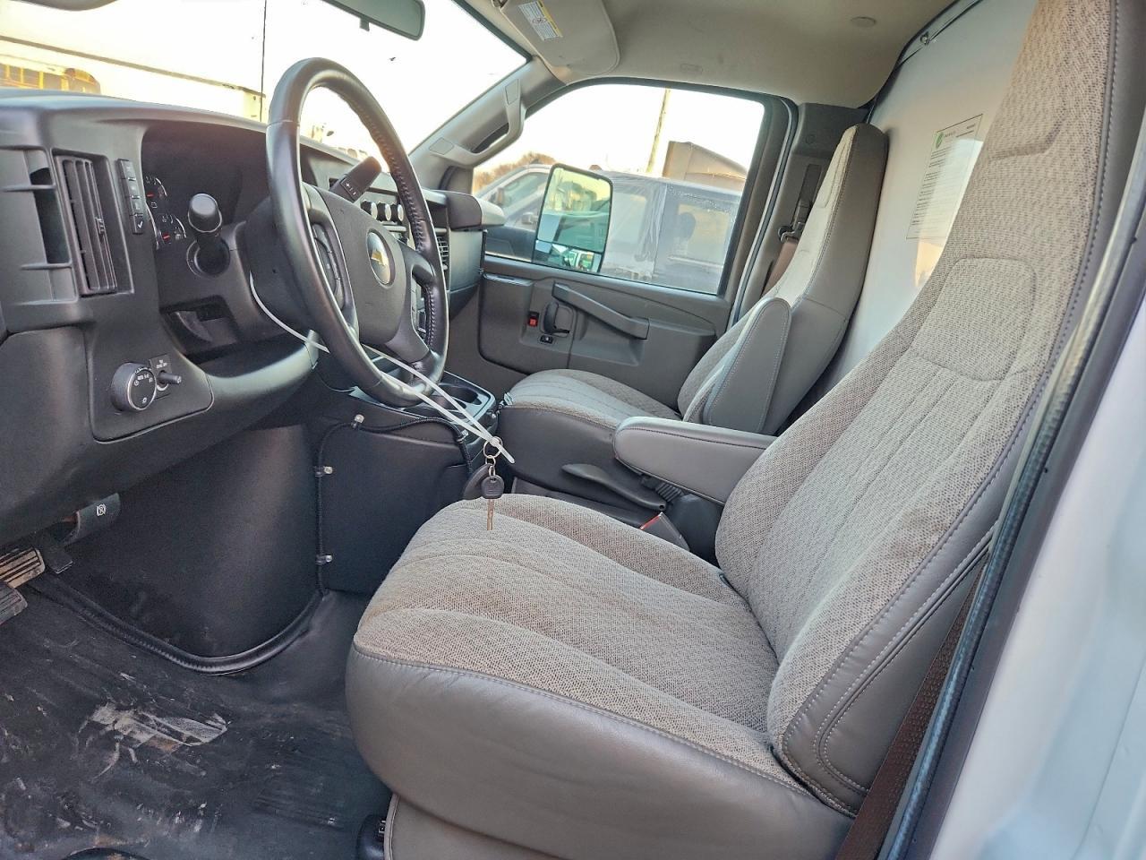 2023 Chevrolet Express Refrigerated Delivery Truck - Фото 7