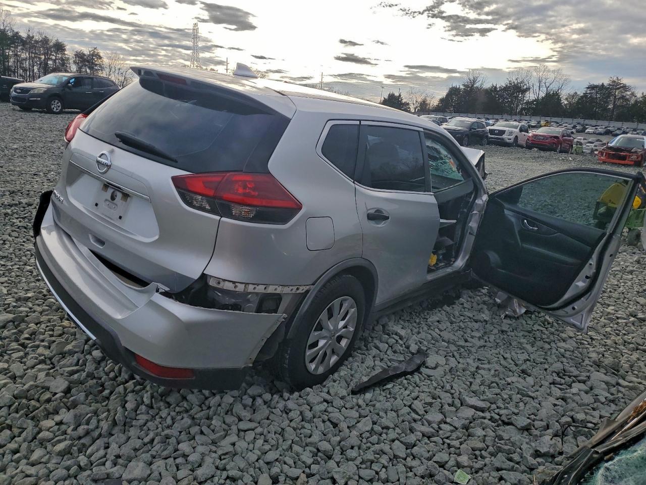 2018 Nissan Rogue S - Фото 3