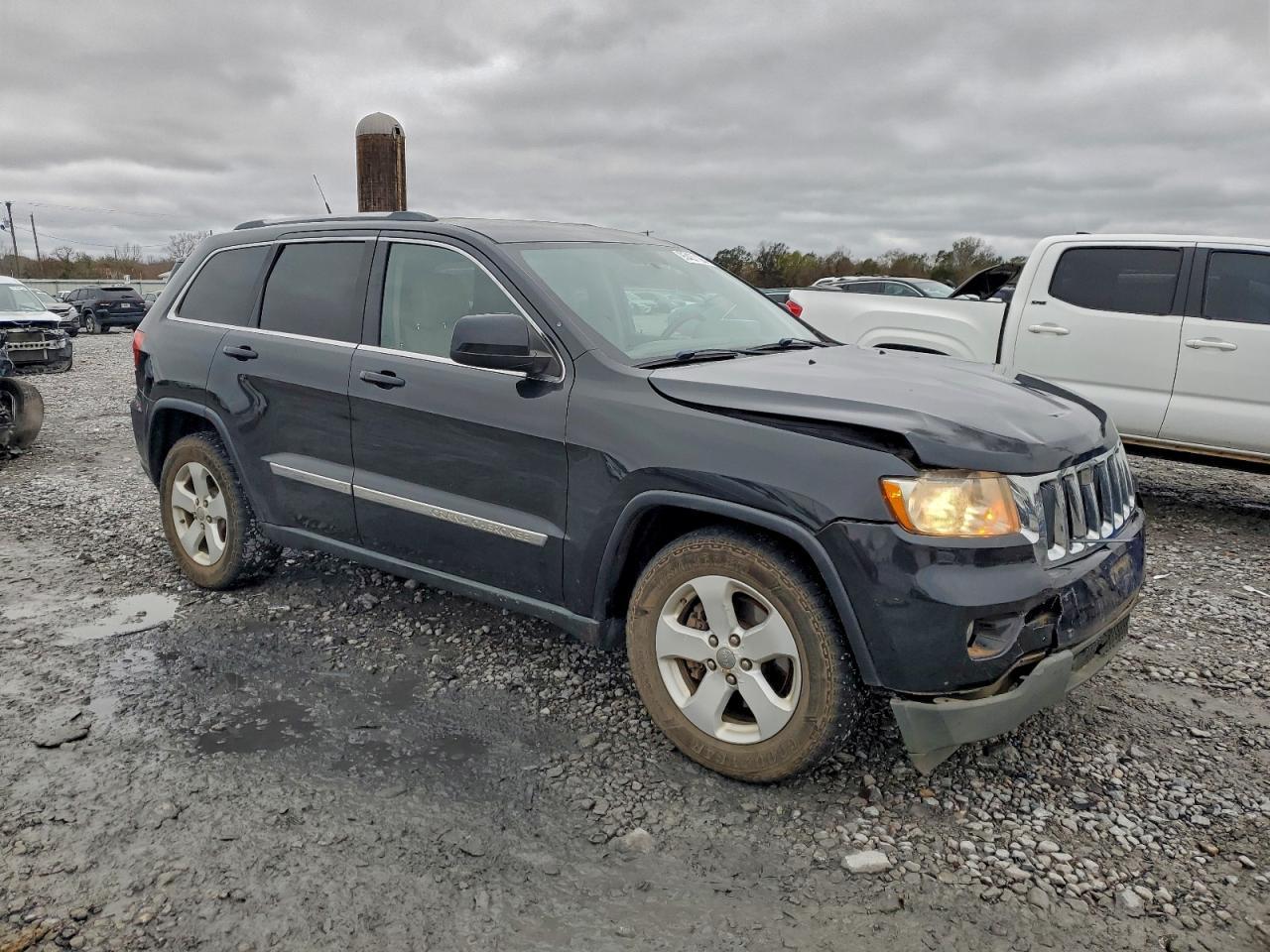 2011 Jeep Grand Cherokee Laredo - Image 4