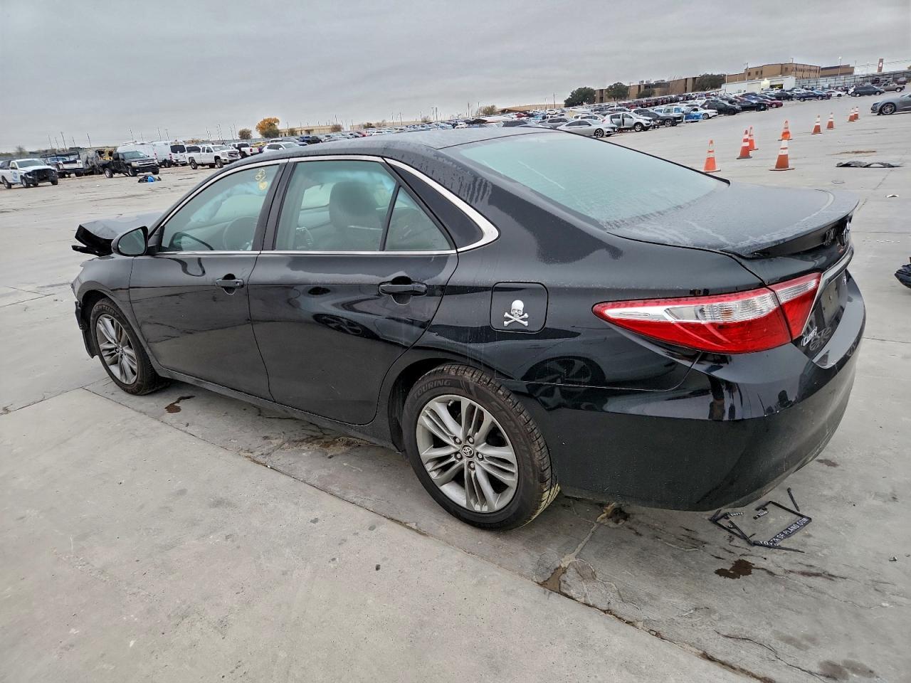 2016 Toyota Camry Se - Фото 2