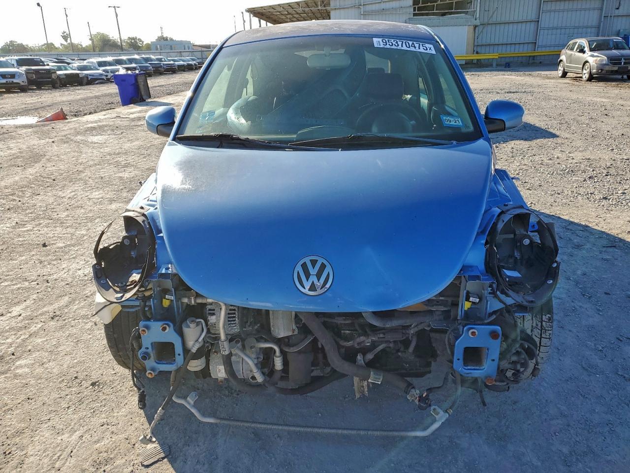 2010 Volkswagen New Beetle - Image 5