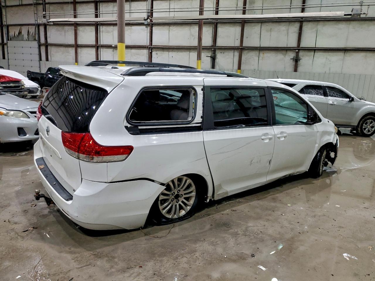2013 Toyota Sienna Xle - Фото 3