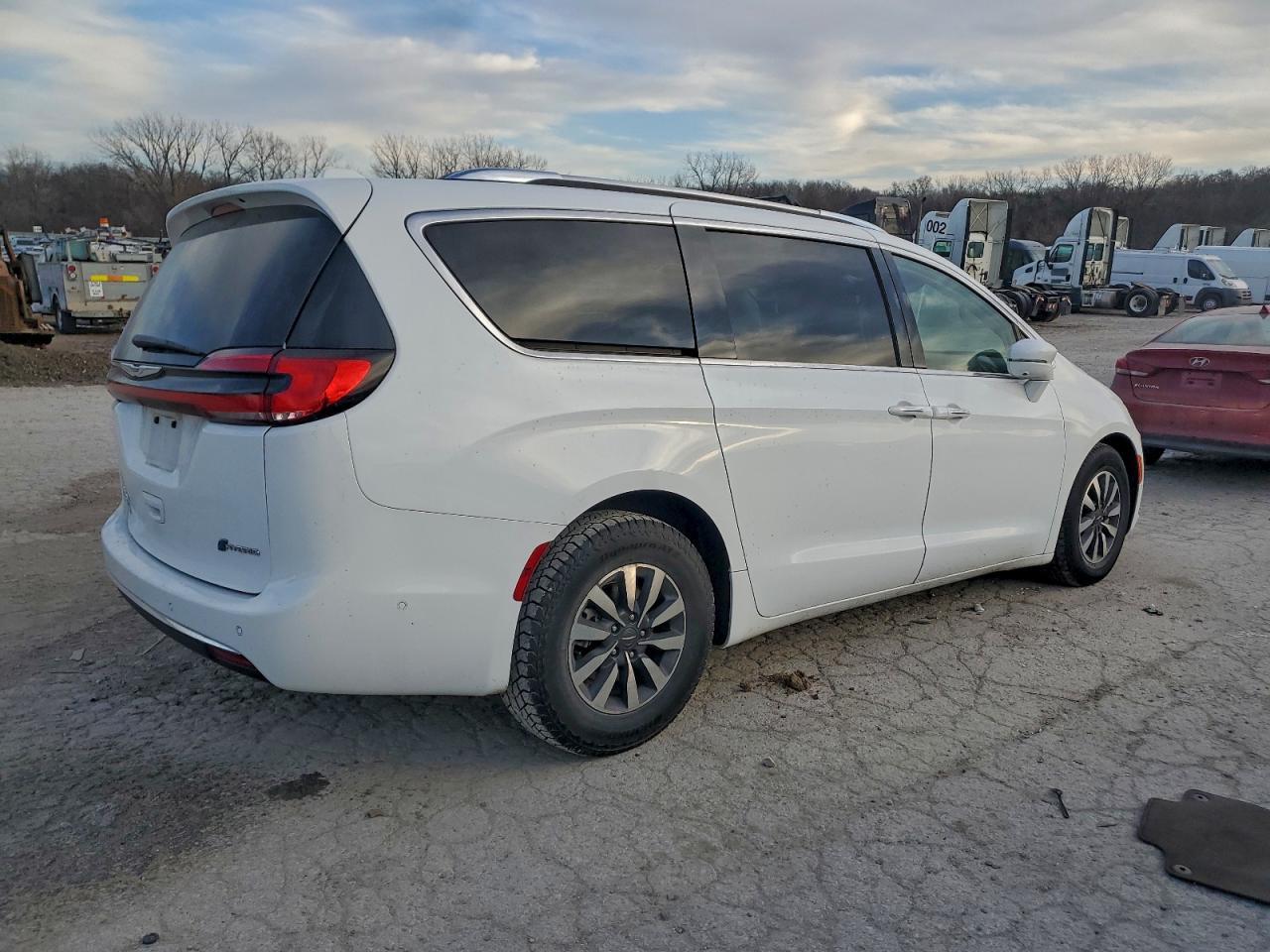 2021 Chrysler Pacifica Hybrid Touring L - Image 3