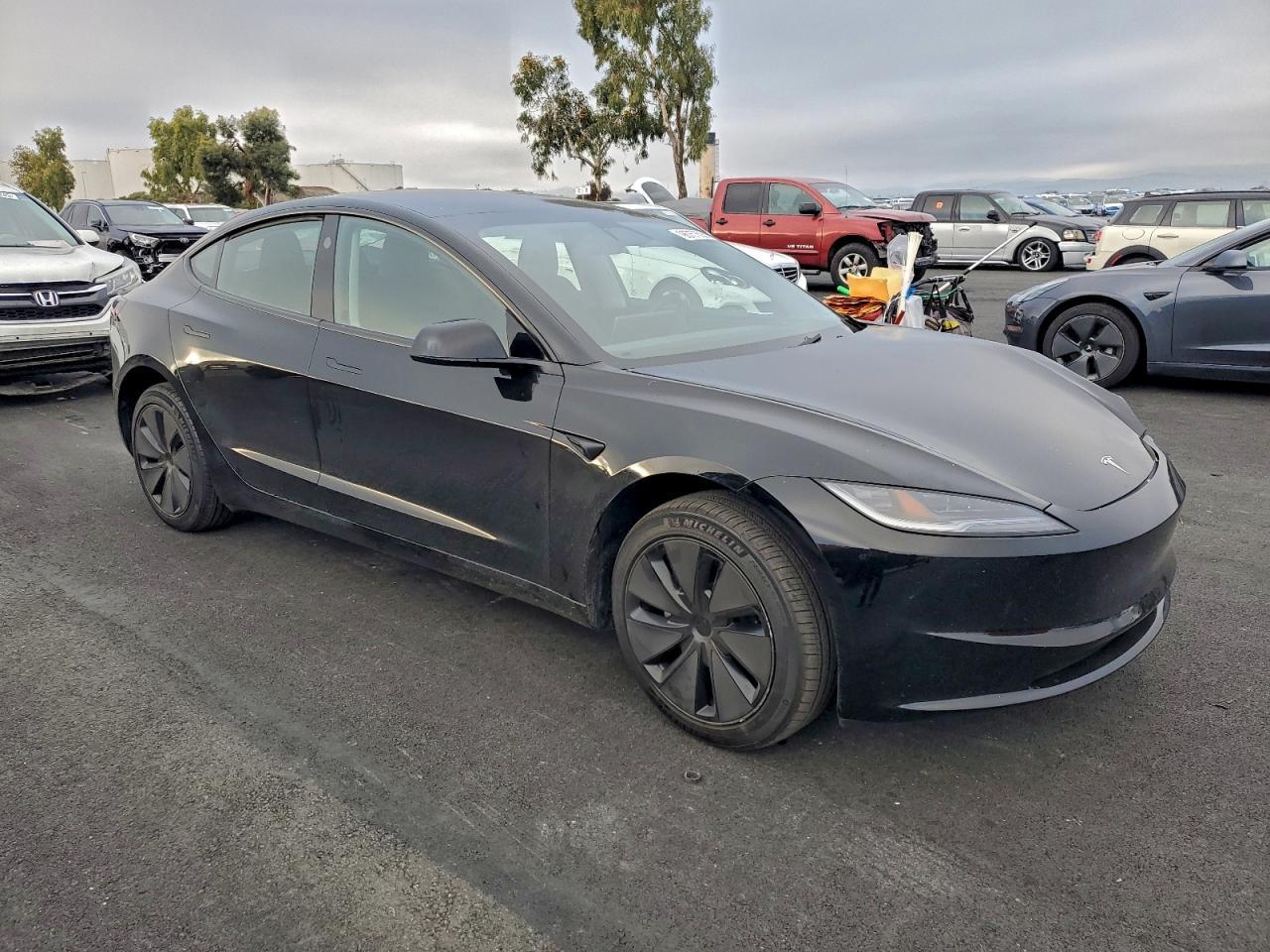 2025 Tesla Model 3 - Фото 4