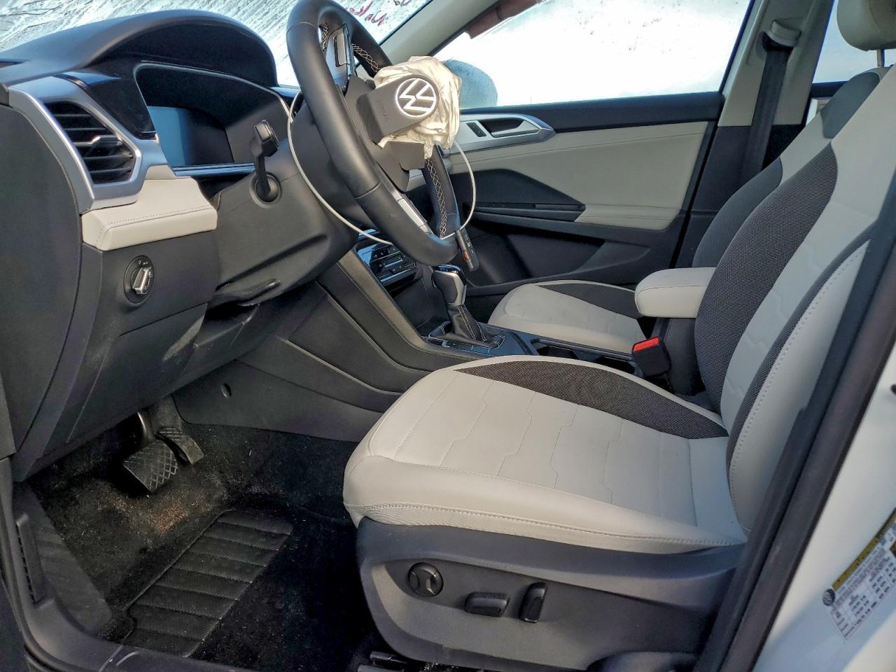 2025 Volkswagen Taos Se - Image 7