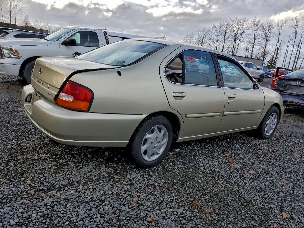 1998 Nissan Altima Xe - Фото 3