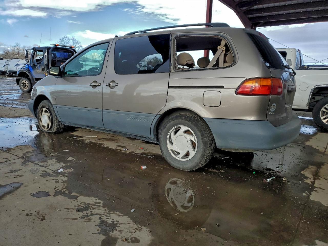 1998 Toyota Sienna Le - Image 2