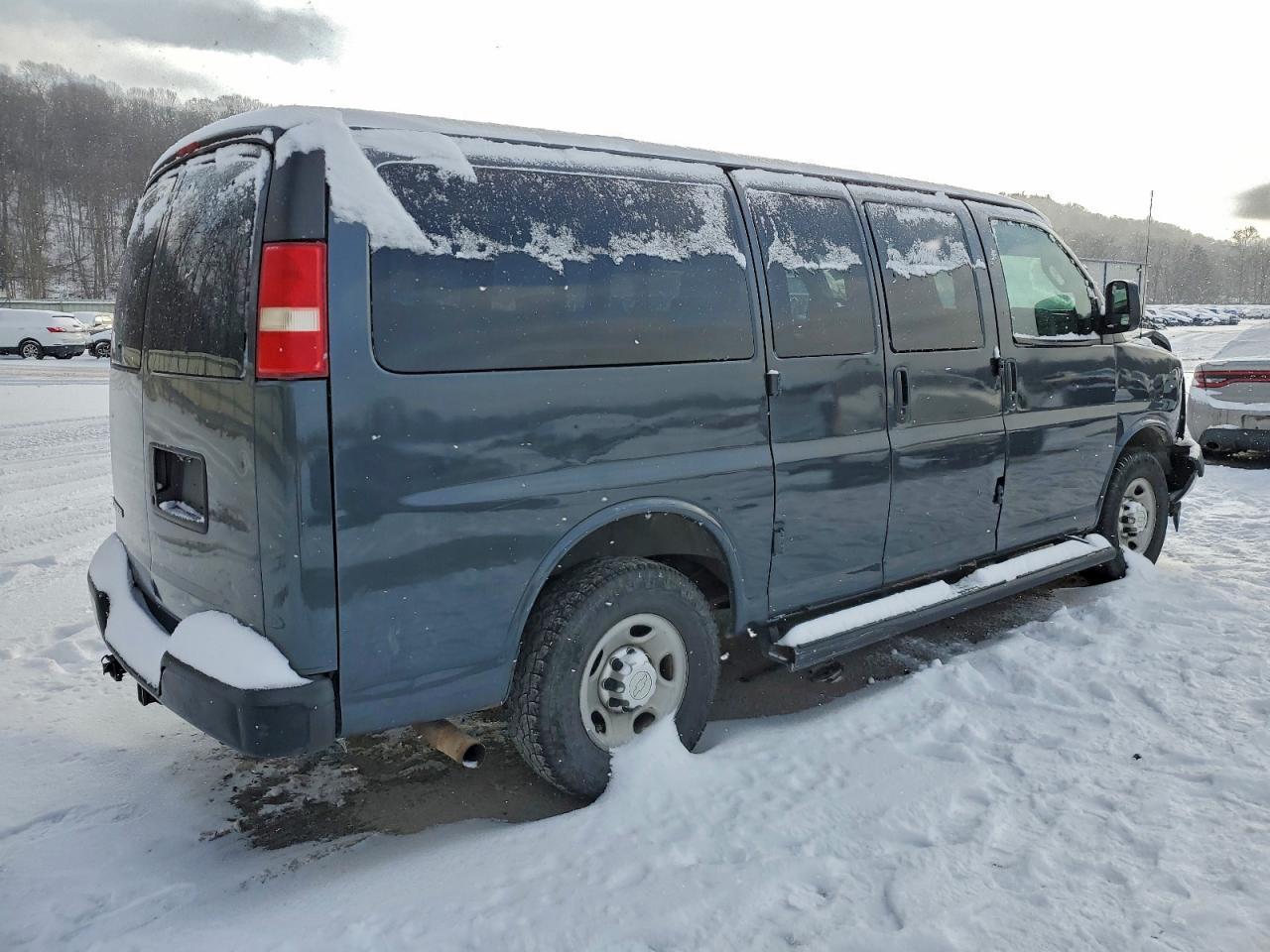 2017 Chevrolet Express G2500 Ls - Image 3