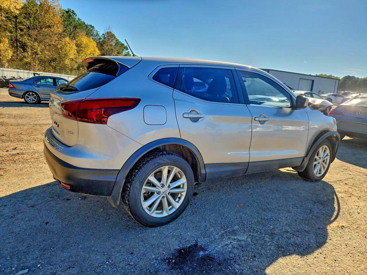 2017 Nissan Rogue Sport S - Image 3