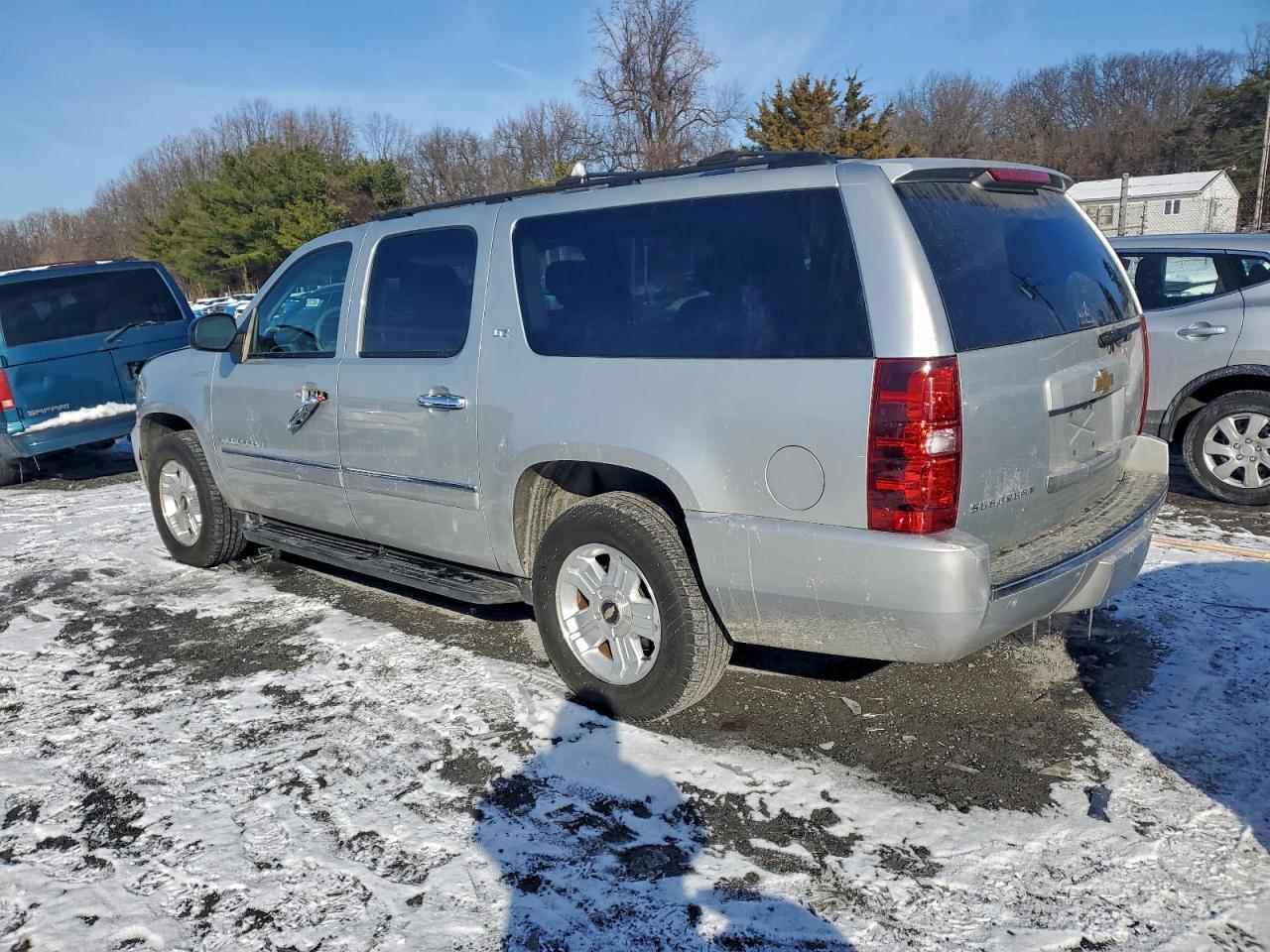 2010 Chev Suburban K - Image 2
