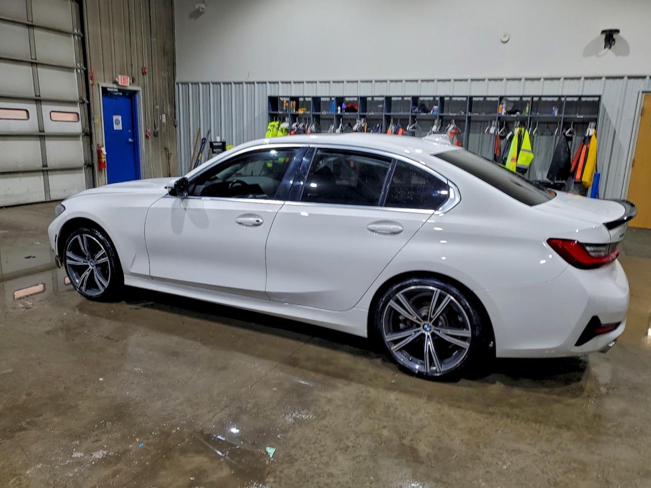 2021 BMW 330Xi - Фото 2