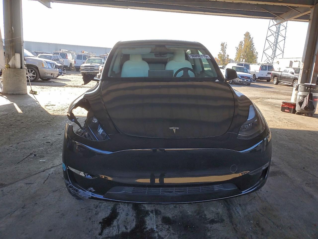 2025 Tesla Model Y - Фото 5