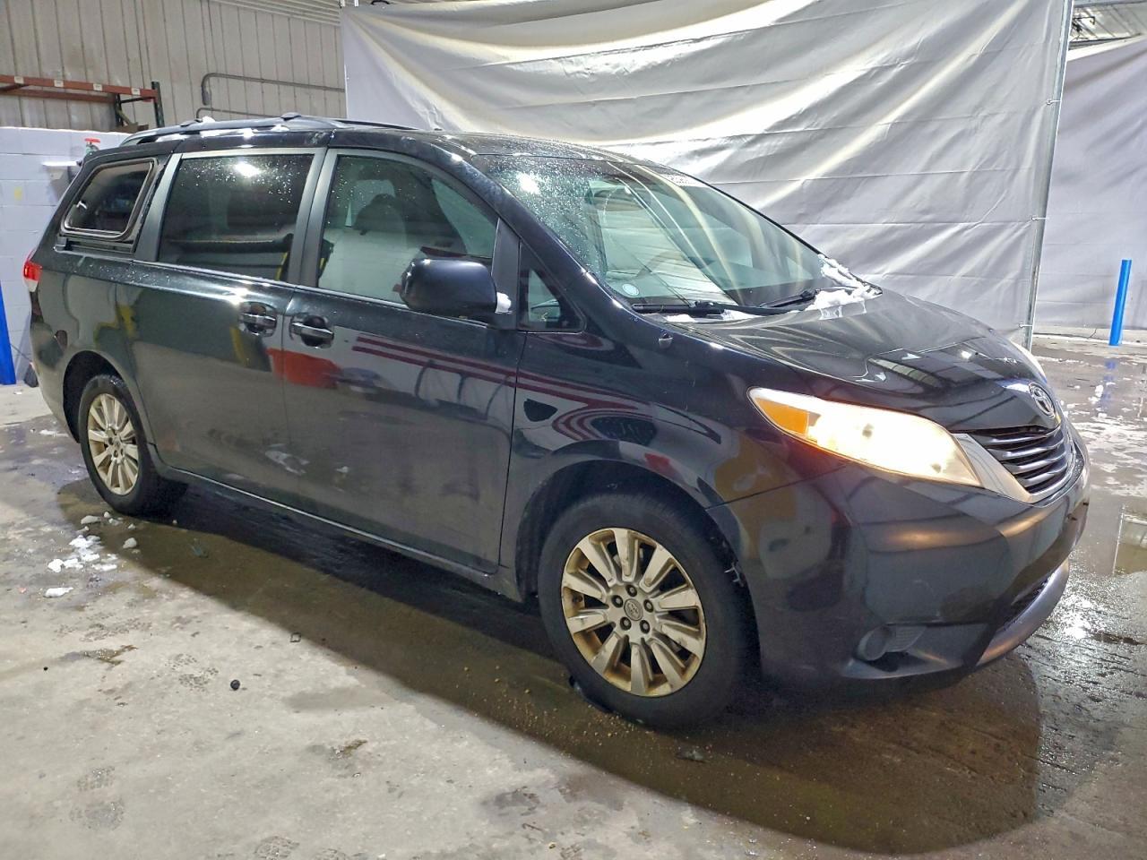 2011 Toyota Sienna Le - Image 4