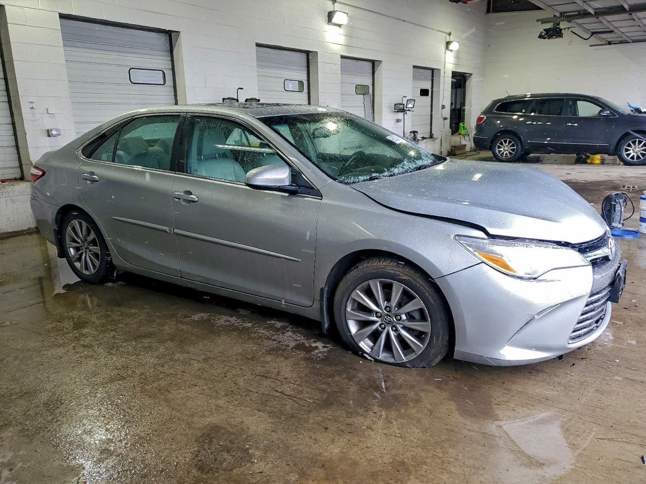 2017 Toyota Camry Le - Фото 4