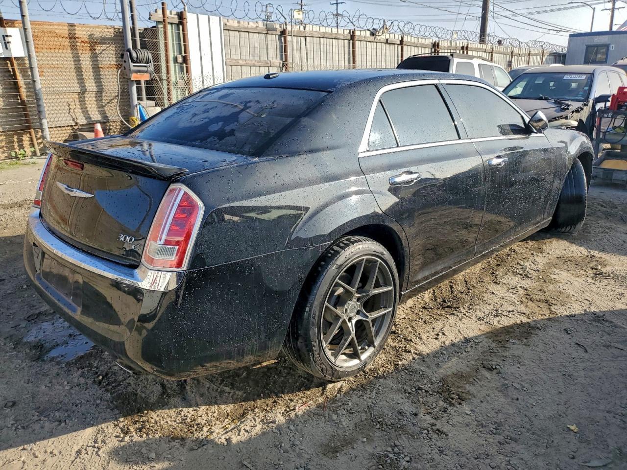 2013 Chrysler 300C - Фото 3