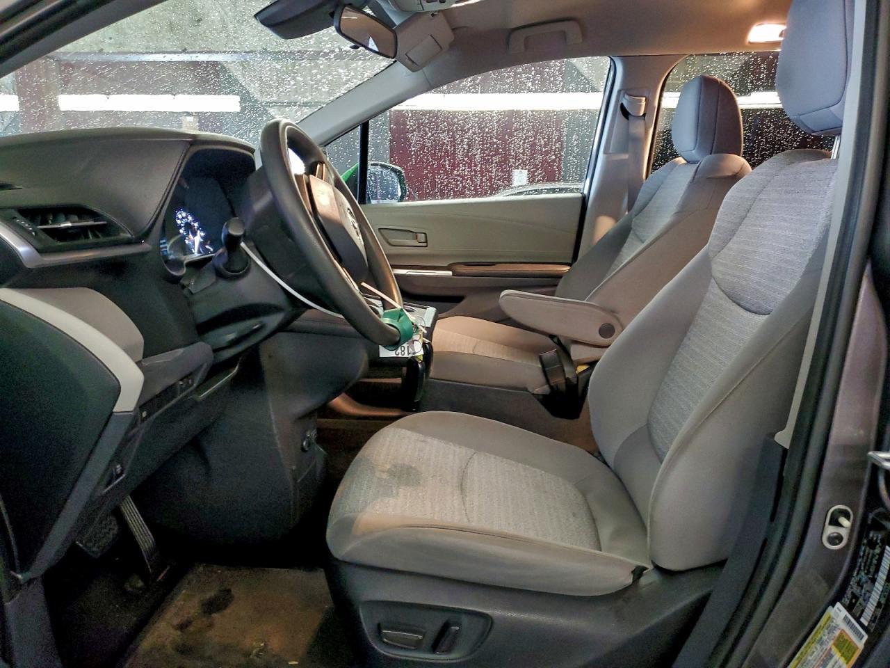 2022 Toyota Sienna Le - Image 7