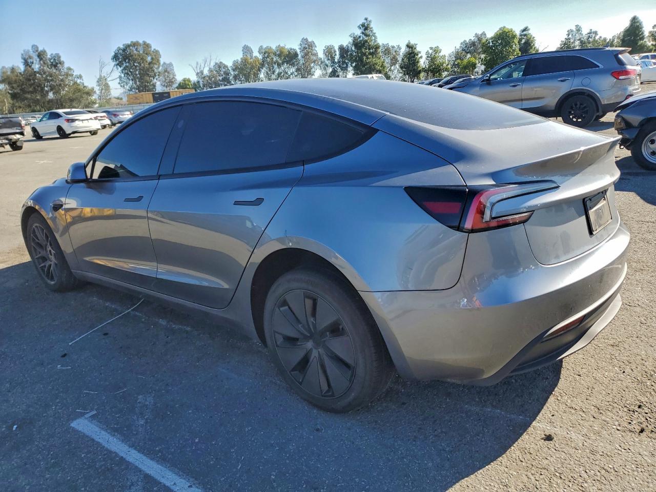 2025 Tesla Model 3 - Фото 2
