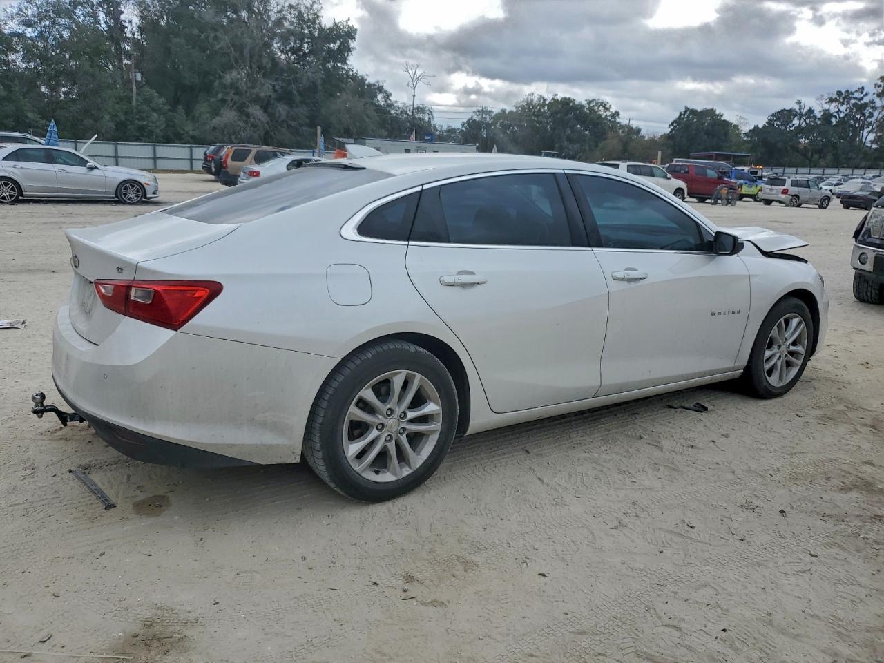 2017 Chevrolet Malibu Lt - Image 3