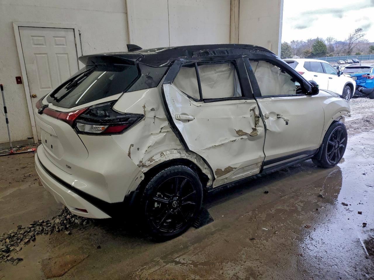 2023 Nissan Kicks Sr - Image 3