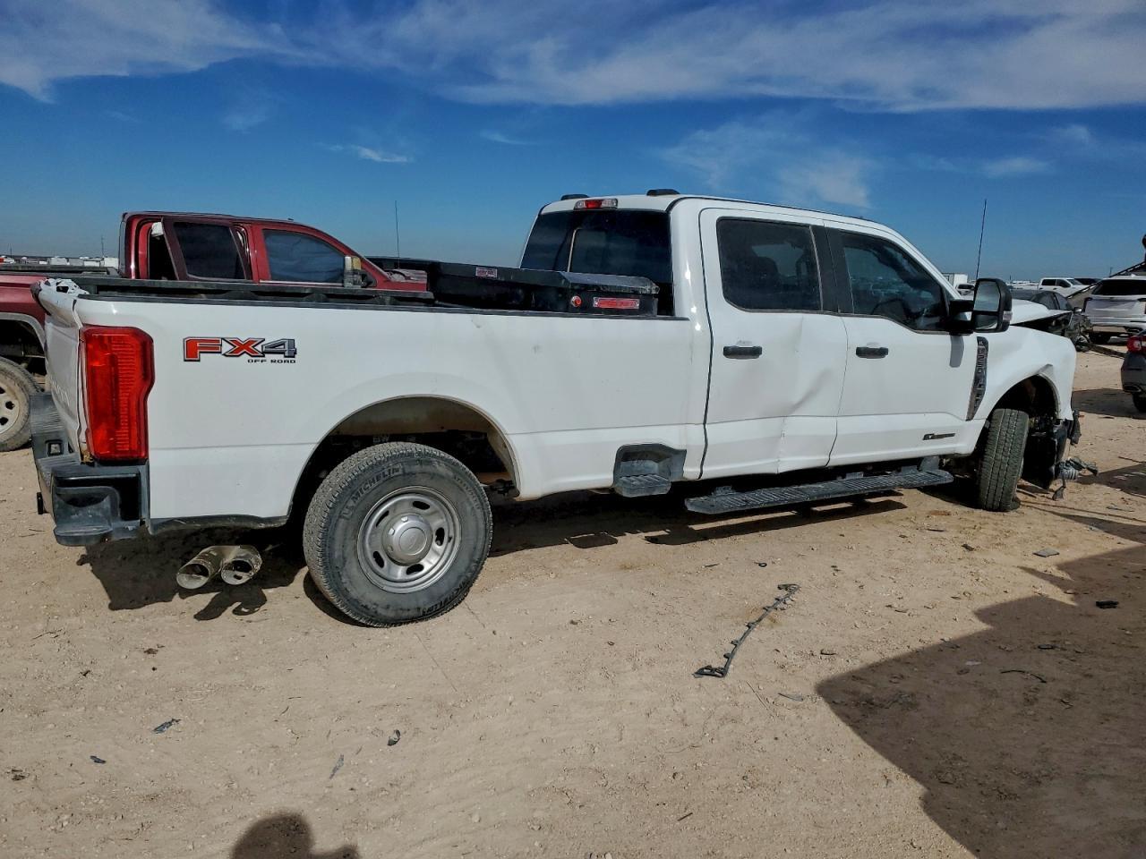 2024 Ford F250 Super Duty - Фото 3