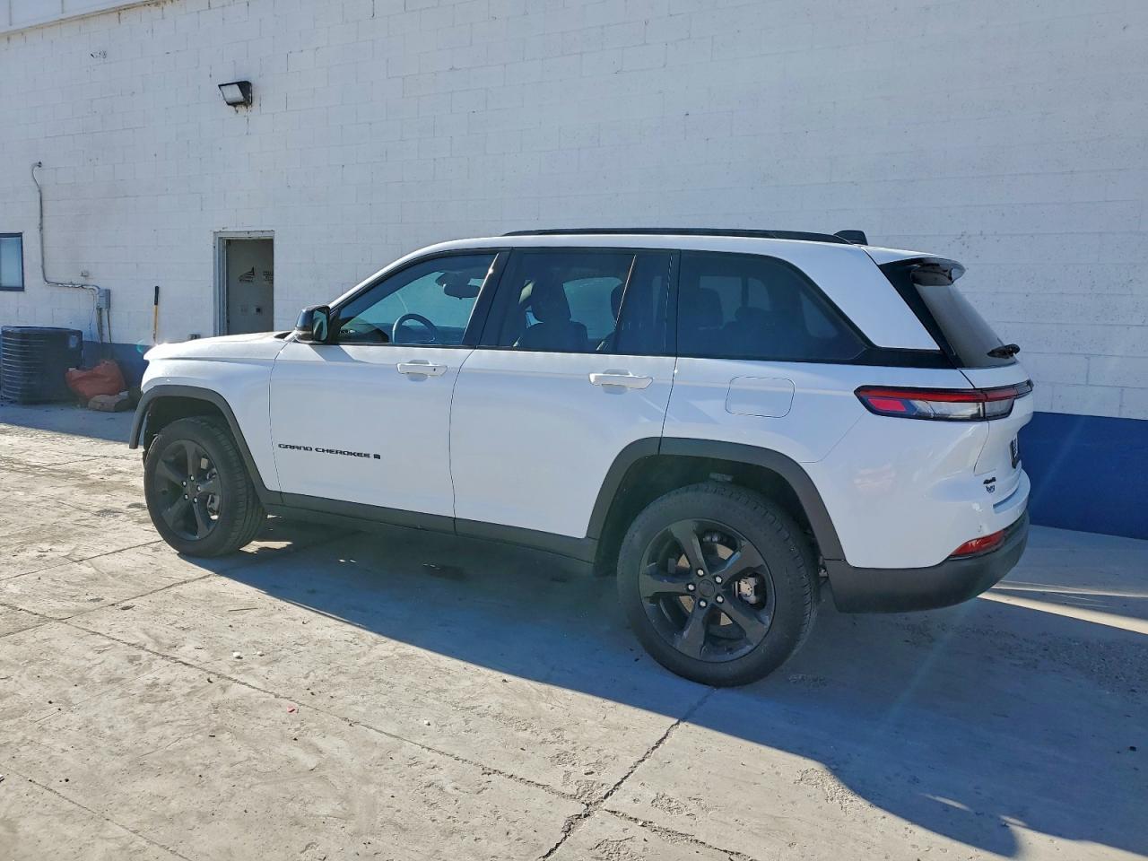 2023 Jeep Grand Cherokee Laredo - Image 2