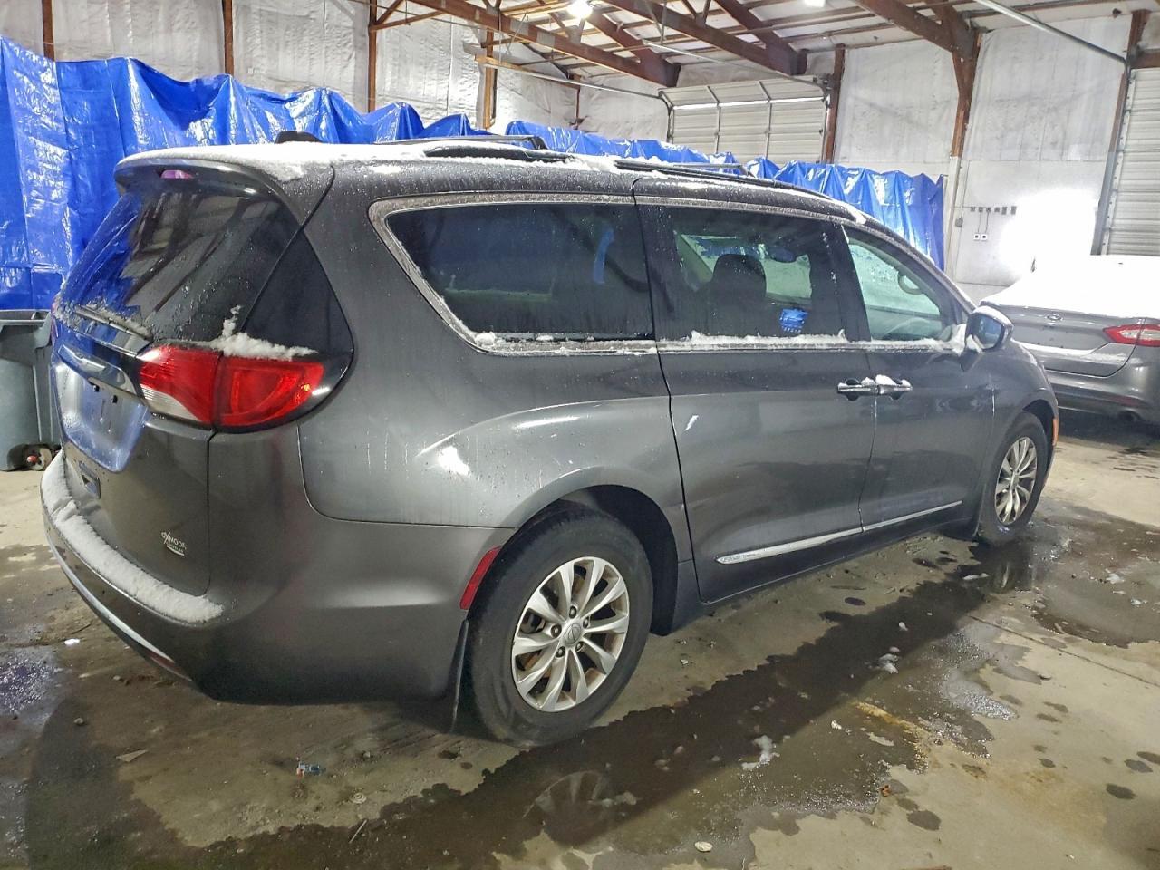 2017 Chrysler Pacifica Touring L - Фото 3