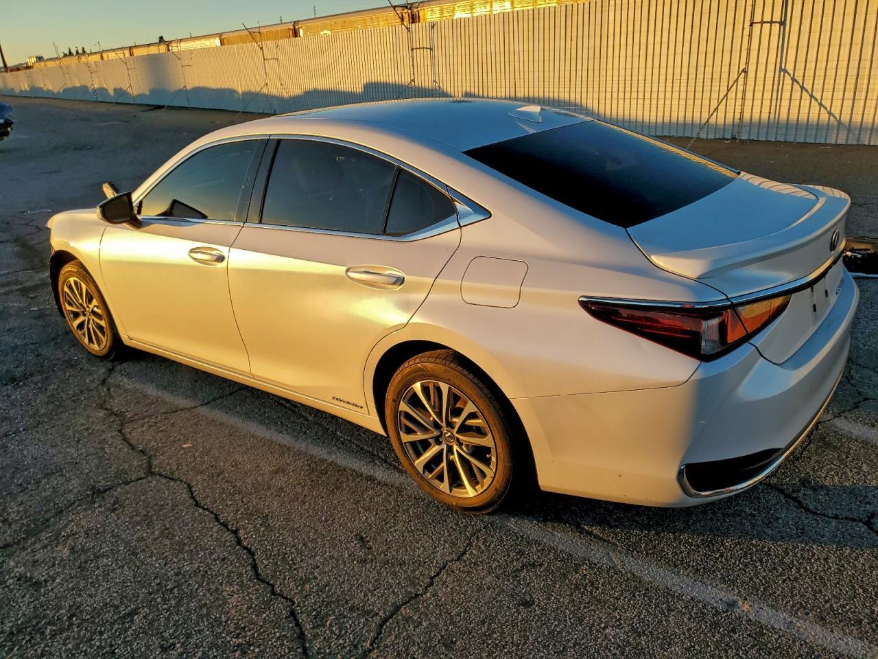2022 Lexus Es 300H Base - Image 2