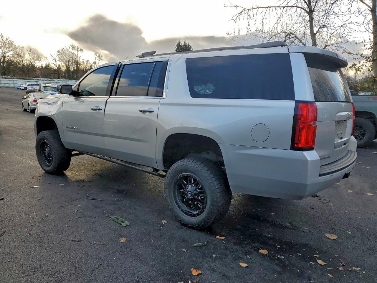 2017 Chevrolet Suburban K1500 Lt - Image 2