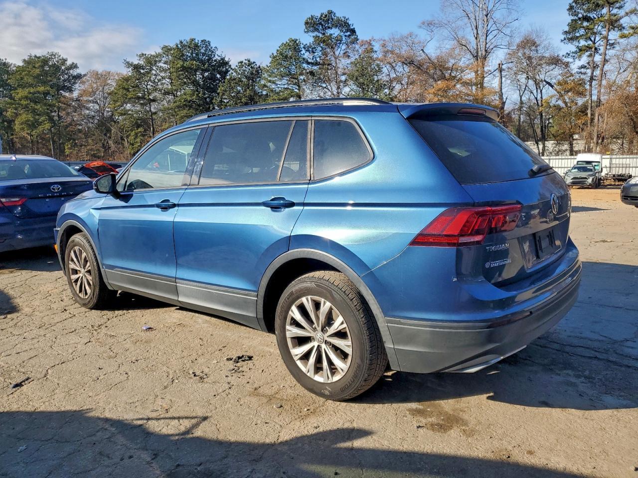 2018 Volkswagen Tiguan S - Фото 2