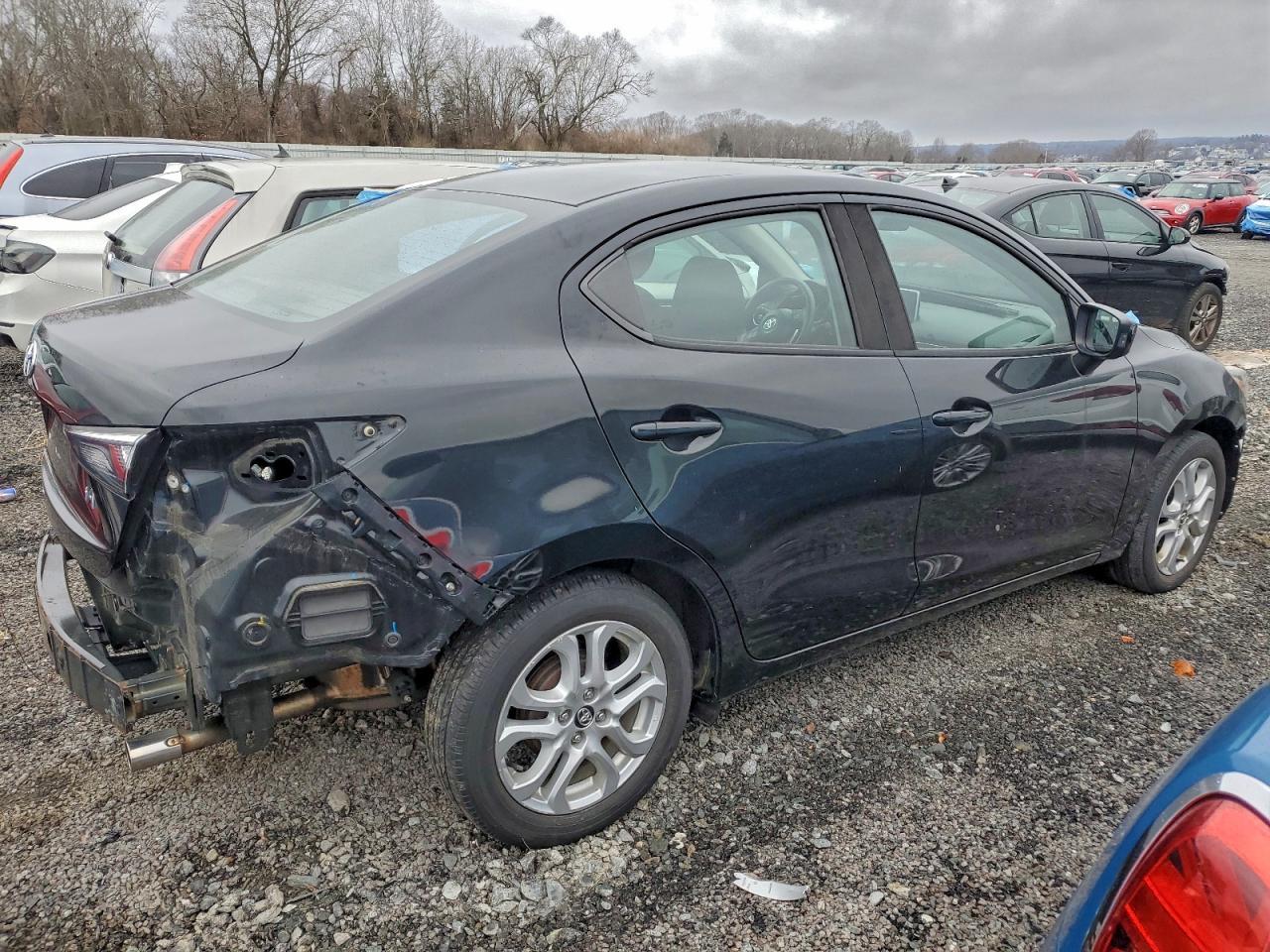 2017 Toyota Yaris Ia - Фото 3
