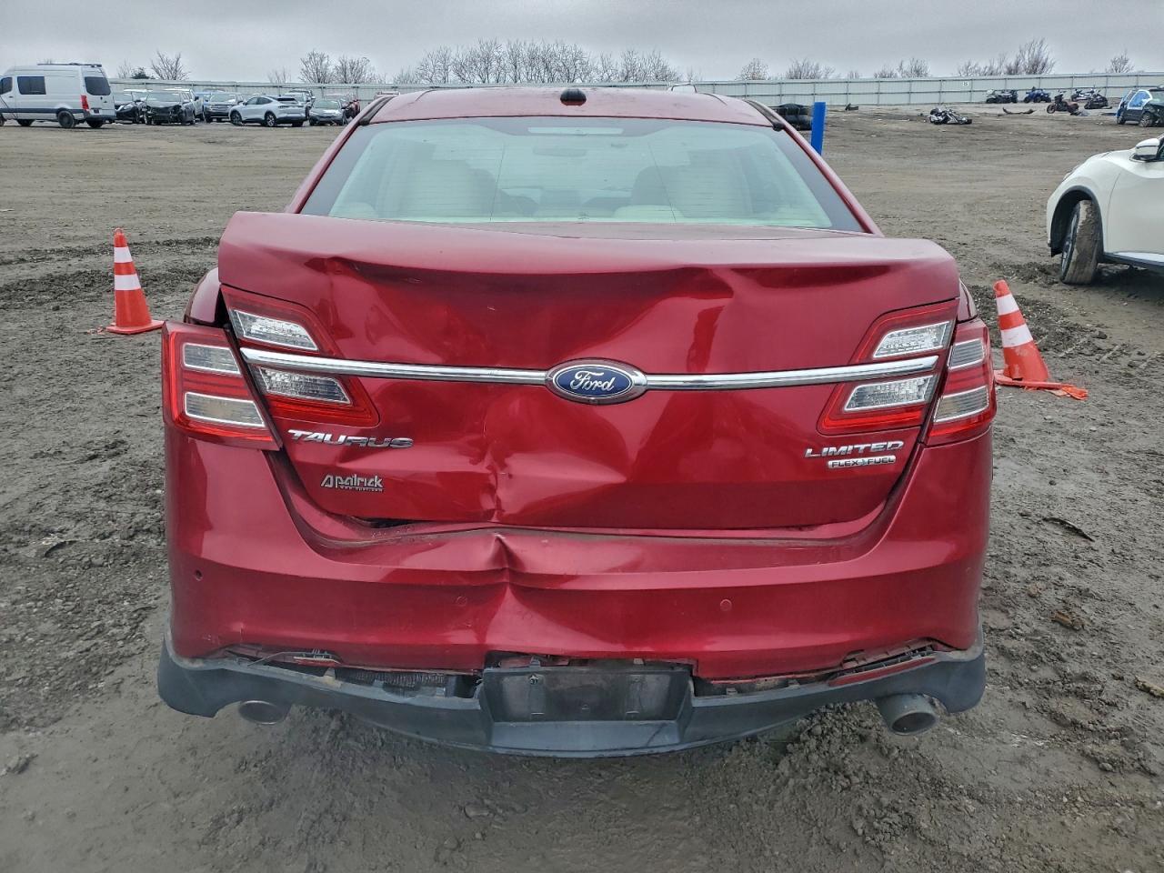 2015 Ford Taurus Limited - Image 6