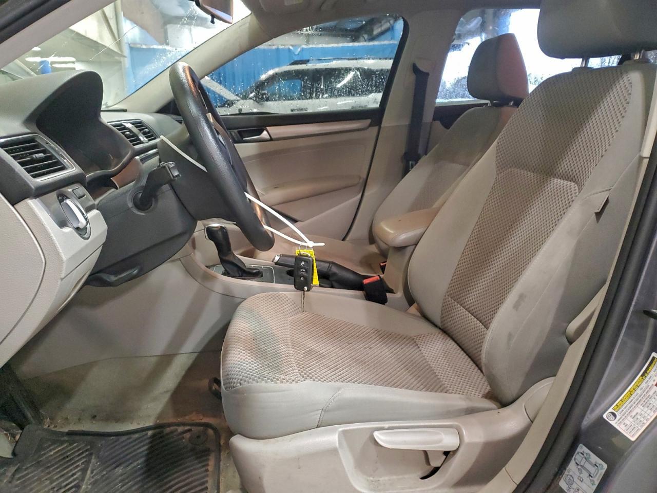 2013 Volkswagen Passat S - Фото 7
