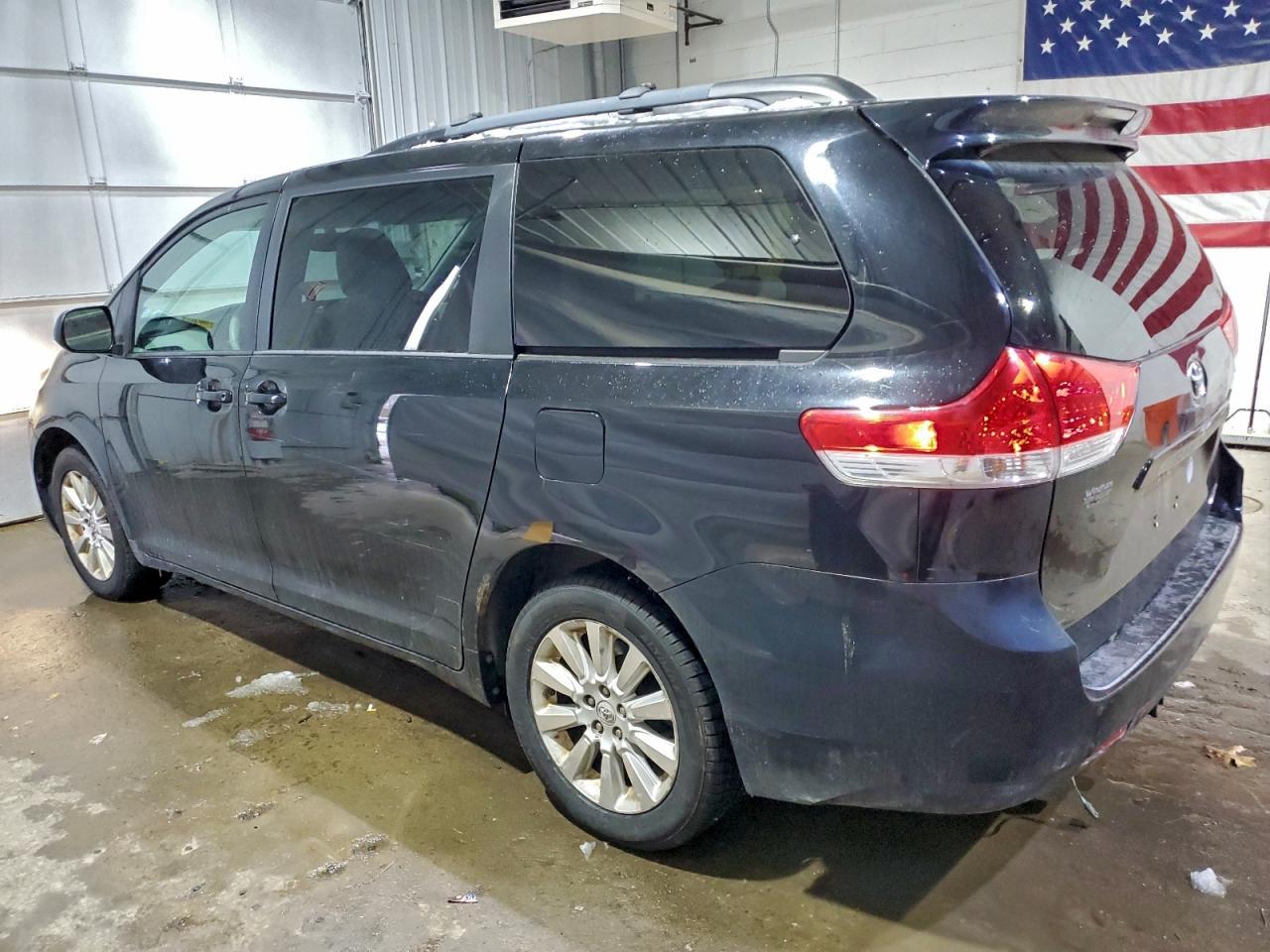 2011 Toyota Sienna Le - Image 2