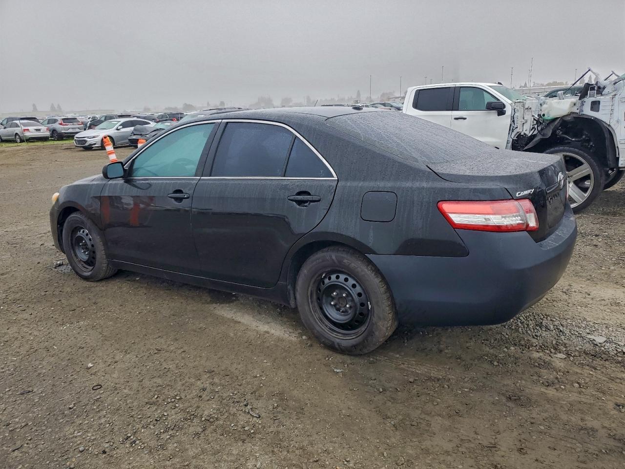 2011 Toyota Camry Base - Фото 2