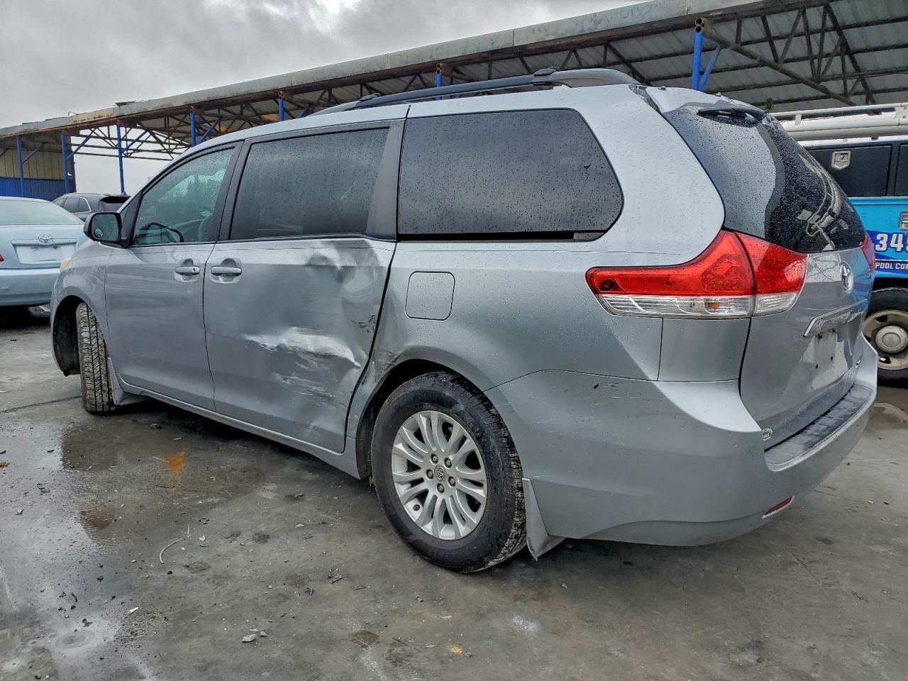 2011 Toyota Sienna Xle - Фото 2