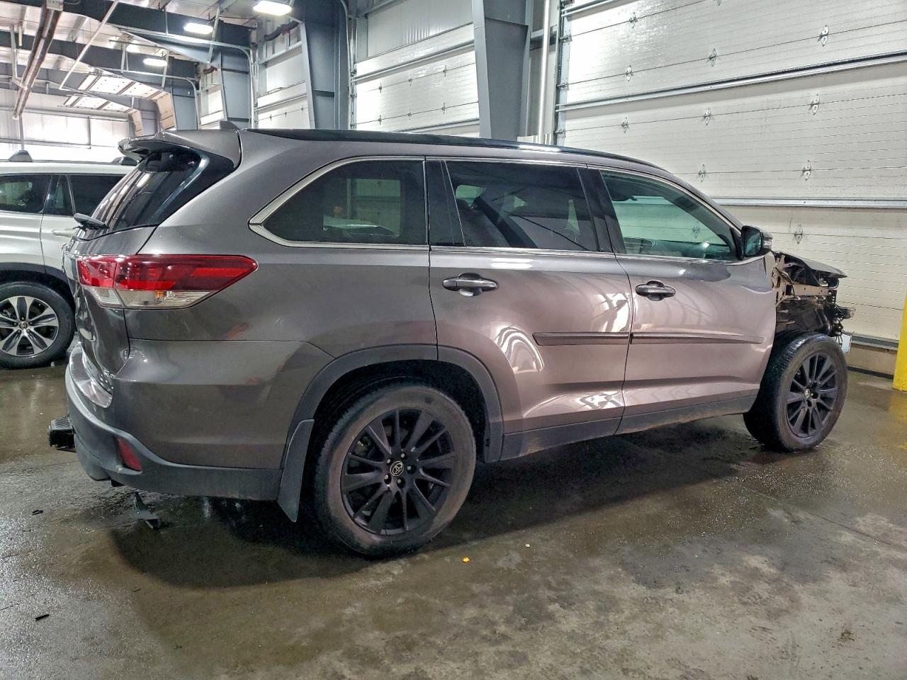 2019 Toyota Highlander Se - Image 3