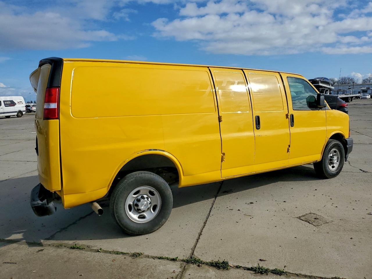2017 Chevrolet Express G2500 - Фото 3