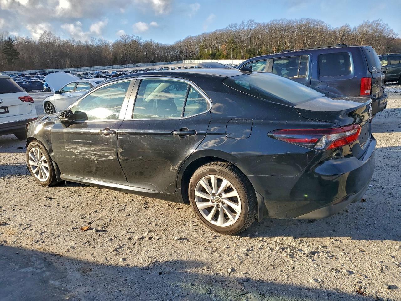 2021 Toyota Camry Le - Фото 2