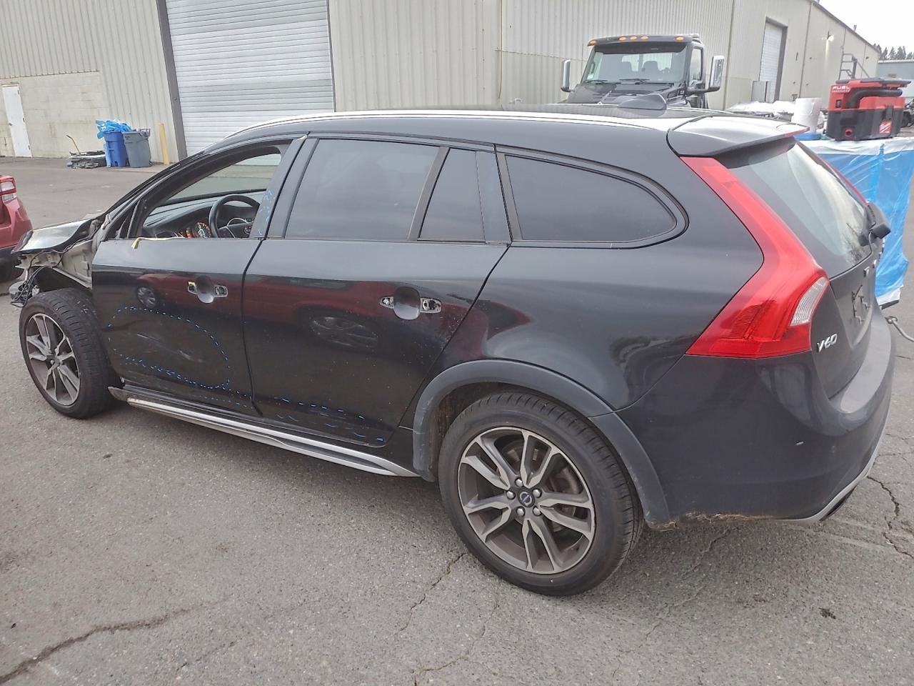 2015 Volvo V60 Cross Country Premier - Image 2