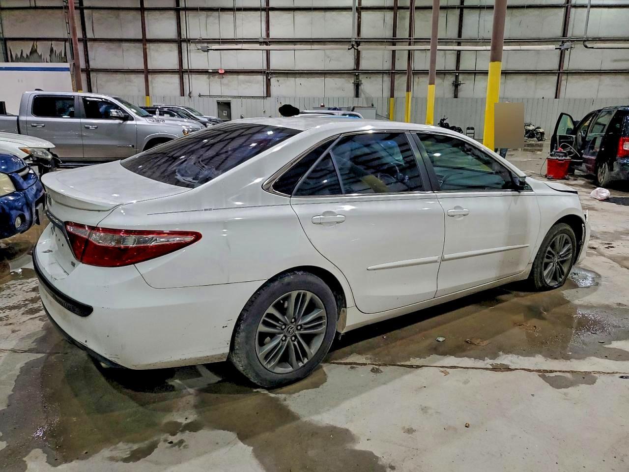 2016 Toyota Camry Se - Фото 3
