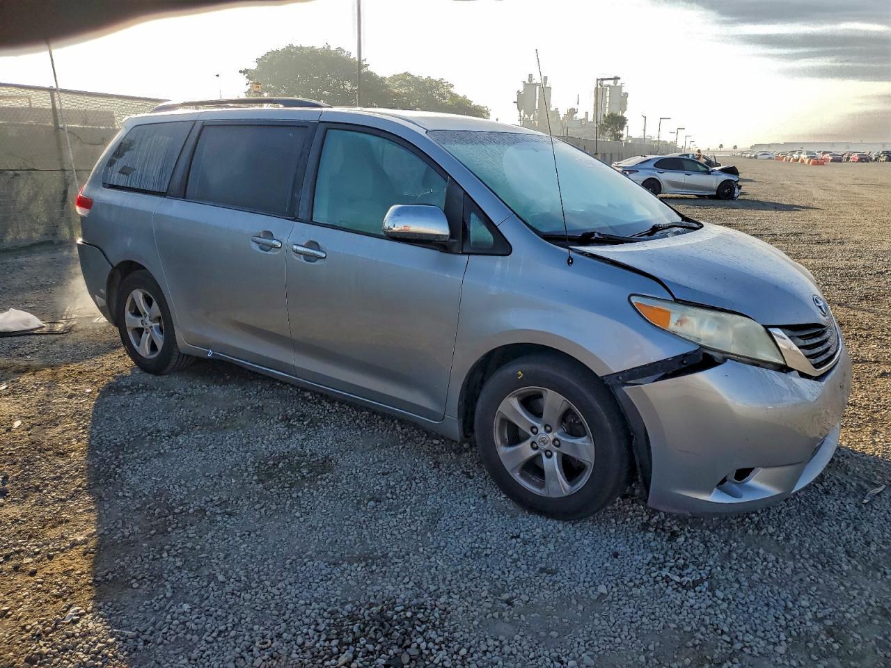 2011 Toyota Sienna Le - Фото 4
