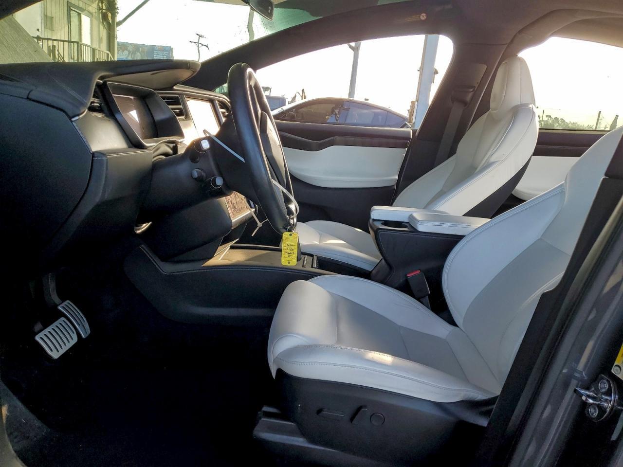 2020 Tesla Model X - Фото 7