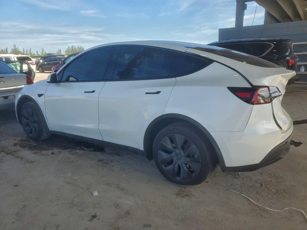 2025 Tesla Model Y - Фото 2