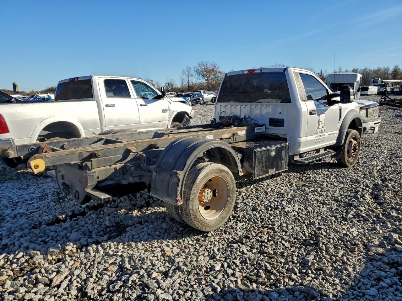 2017 Ford F550 Super Duty Truck Cab And Chassis - Image 3