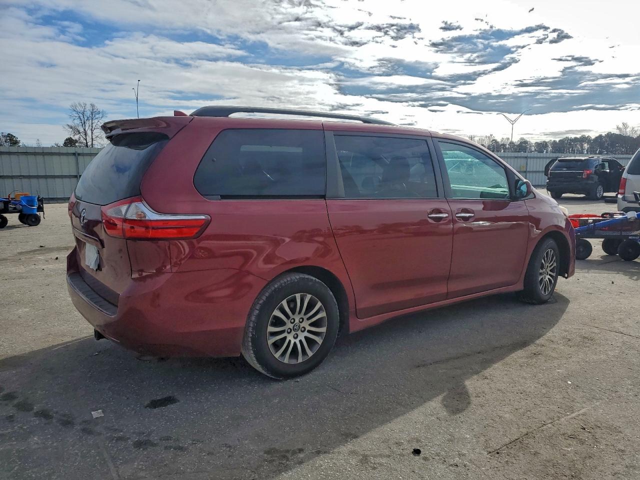 2018 Toyota Sienna Xle - Фото 3