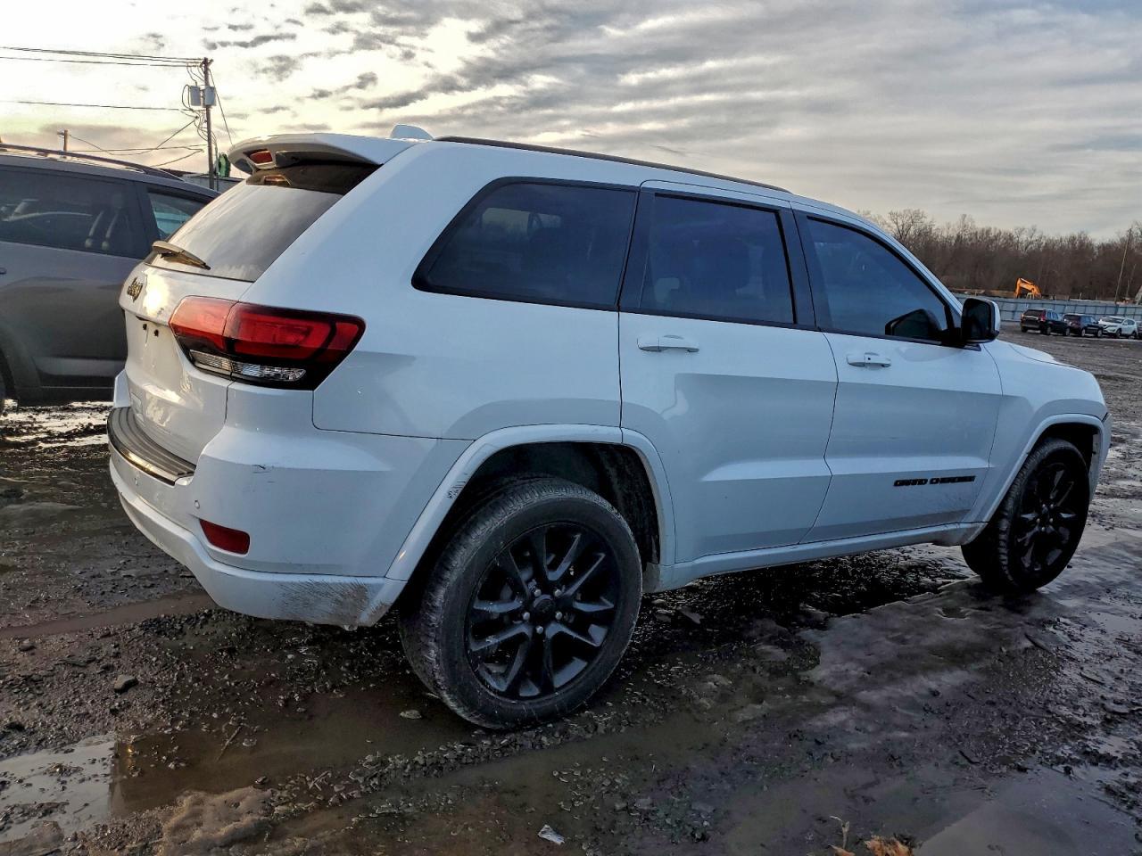 2017 Jeep Grand Cherokee Laredo - Image 3