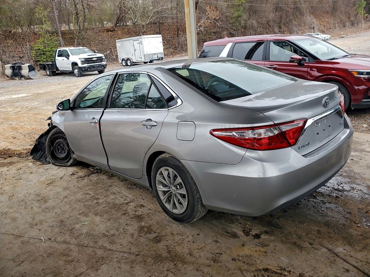 2016 Toyota Camry Le - Фото 2
