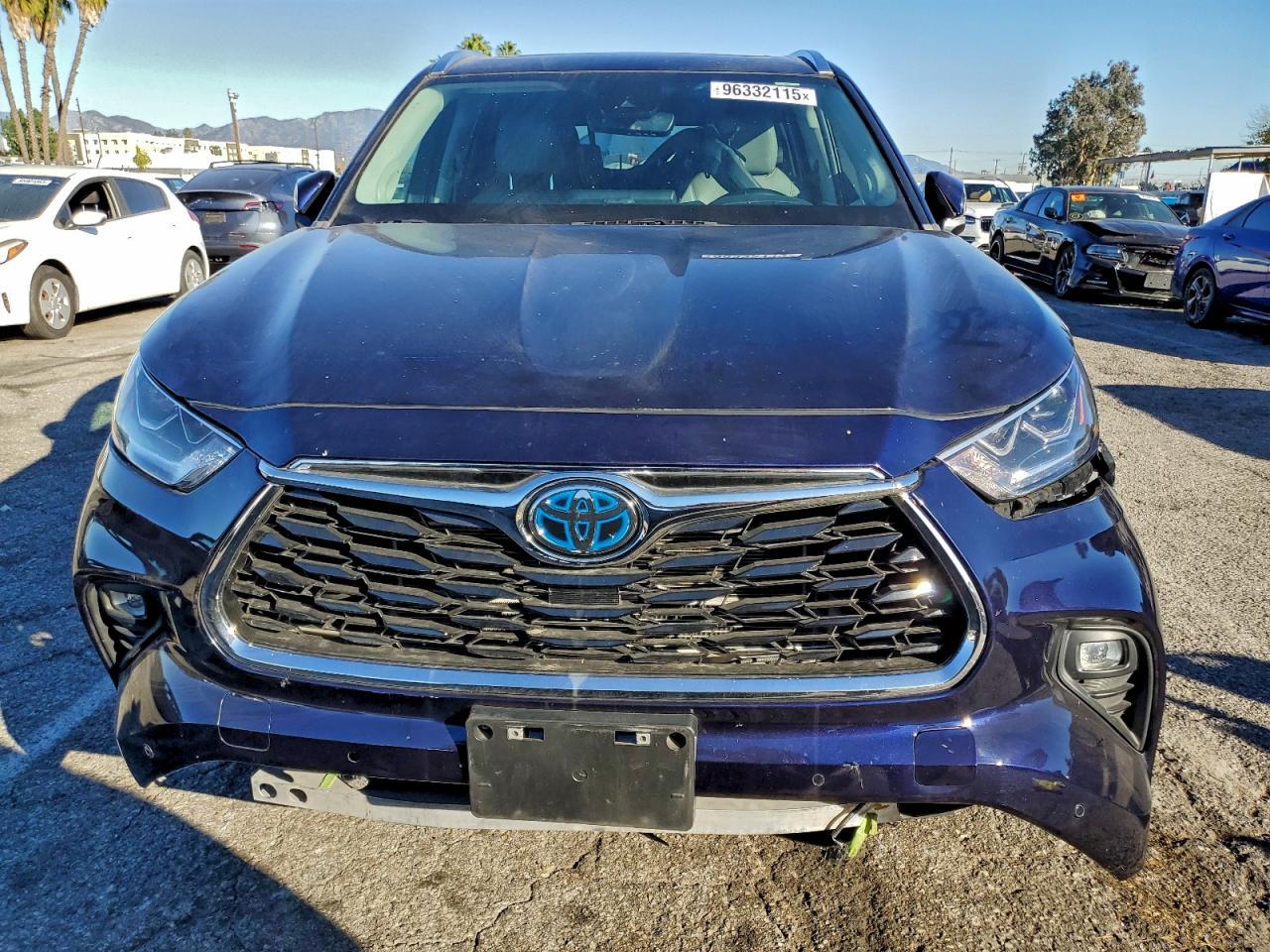 2022 Toyota Highlander Hybrid Limited - Image 5