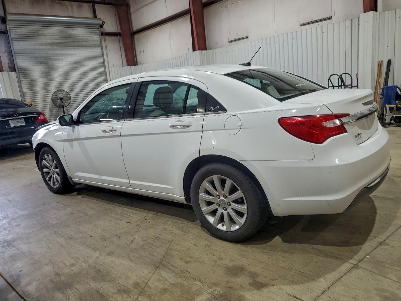 2014 Chrysler 200 Touring - Фото 2